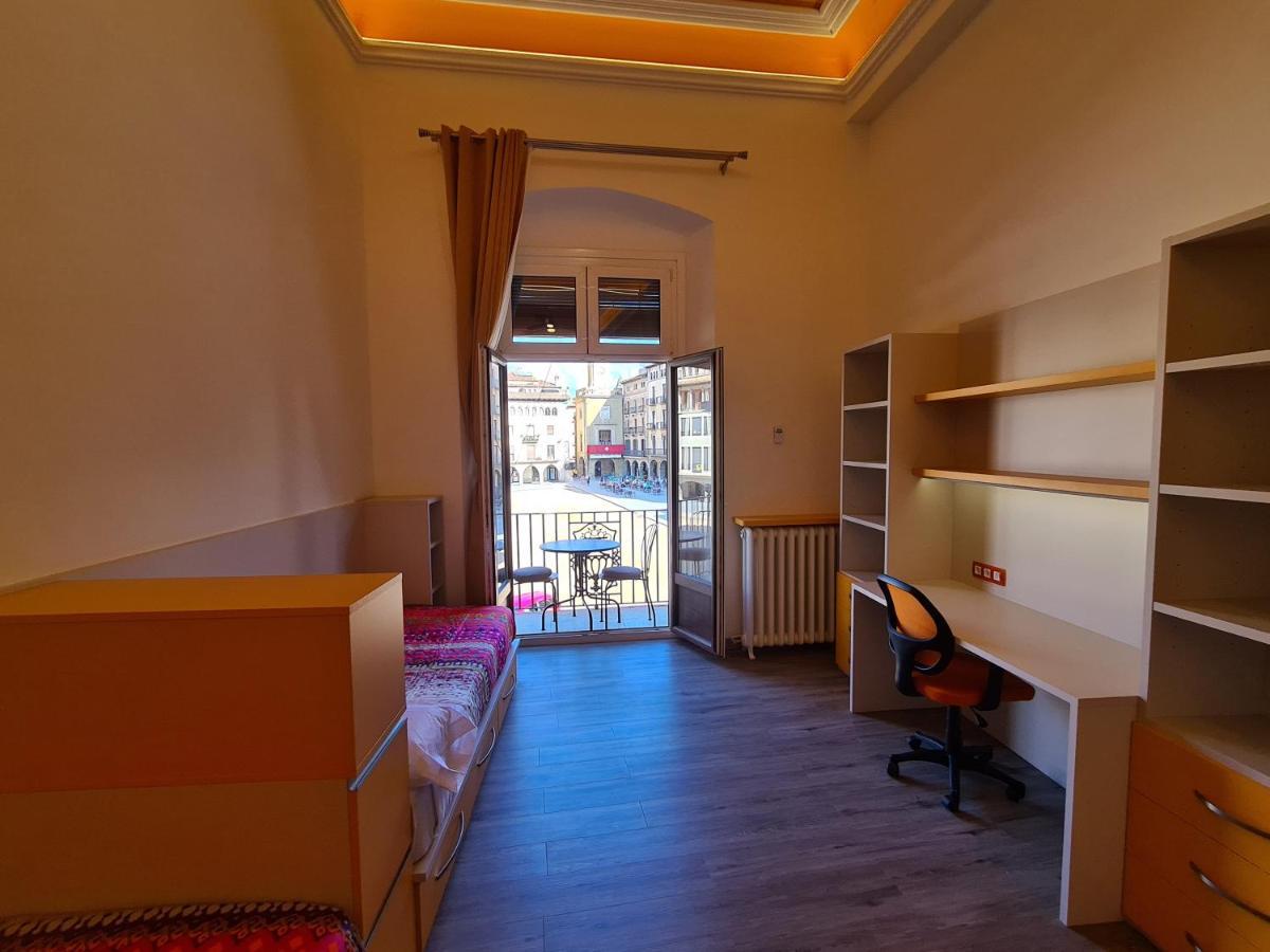 Apartaments Vicus 3 Con Vistas A La Plaza Mayor De Vic Esterno foto